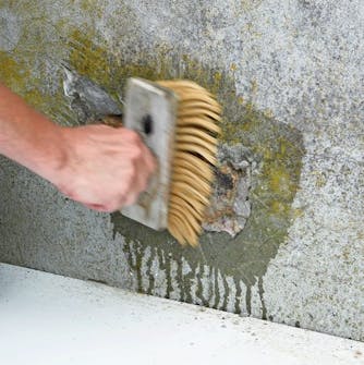 Sokkelin korjaus: Harjaa pöly pois ja kostuta korjattava kohta vedellä Sokkelin korjaus: Harjaa pöly pois ja kostuta korjattava kohta vedellä